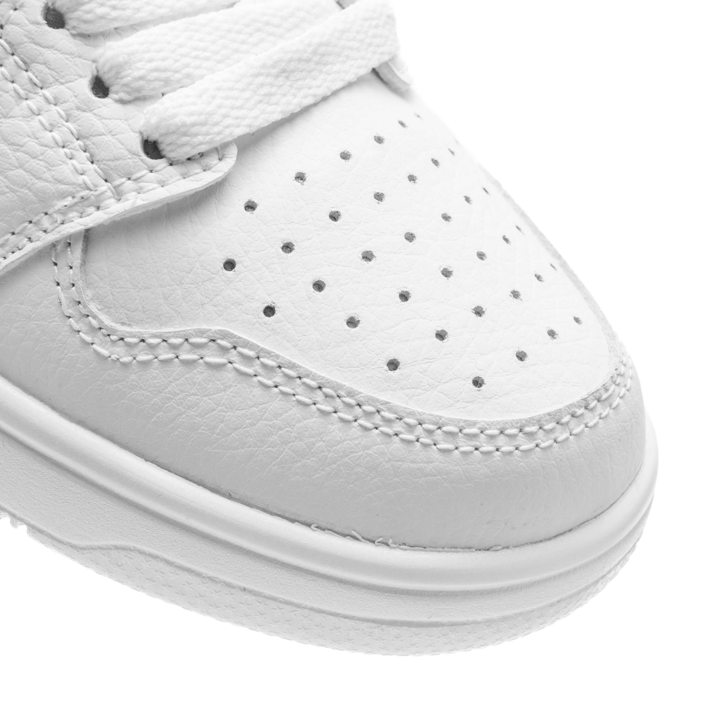 Nahaufnahme des 1535 Brooklyn Dance Sneakers in Weiss von Rumpf mit strukturiertem Leder, Perforationen an der Zehenkappe und PU-Sohle.